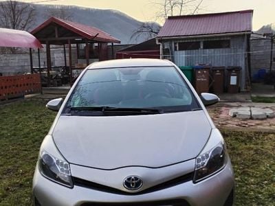 Gri Utilizat 2014 Toyota Yaris Hybrid Hatchback | 6.600 EUR (Preț OK)