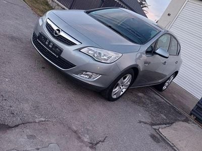 Second-hand Opel Astra Edition 140 CP (102 kW) 2011 Culoaregri Berlinǎ