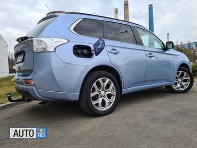 Second-hand Mitsubishi Outlander 200 CP (147 kW) 2014 Albastru SUV