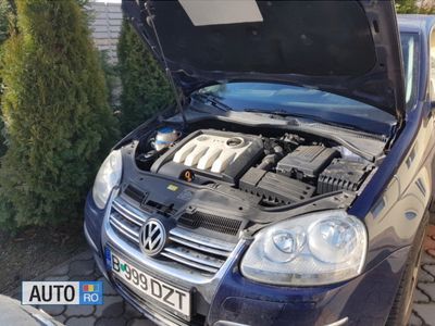 Second-hand VW Jetta 105 CP (77 kW) 2006 Albastru marin Berlinǎ
