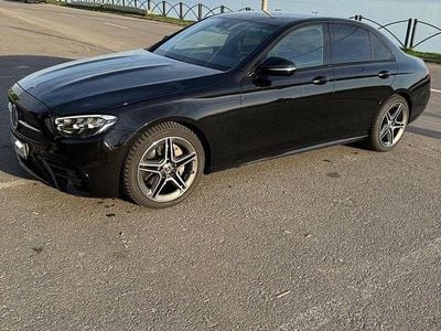 Culoarenegru Utilizat 2023 Mercedes E220 AMG line Berlinǎ | 40.950 EUR