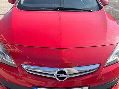 Second-hand Opel Astra Edition 110 CP (80 kW) 2013 Culoarerosu Coupe