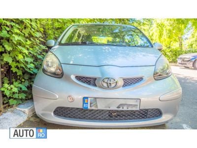 Second-hand Toyota Aygo 70 CP (51 kW) 2007 Argintiu Hatchback