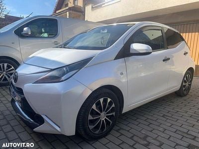 Second-hand Toyota Aygo Terra 68 CP (50 kW) 2015 Culoarealb Hatchback