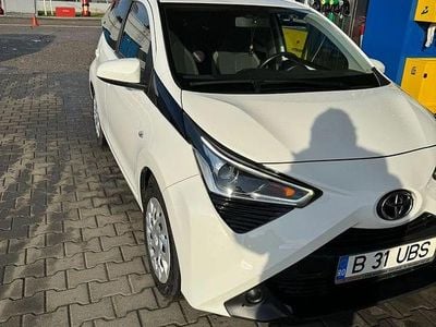 Second-hand Toyota Aygo X-play 72 CP (52 kW) 2021 Culoarealb Hatchback