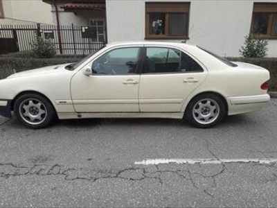 Second-hand Mercedes 220 143 CP (105 kW) 2000 Berlinǎ