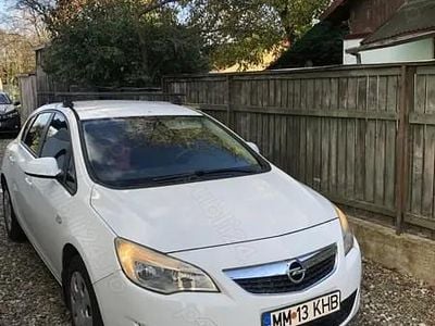 Alb Utilizat 2011 Opel Astra Hatchback | 3.800 EUR (Preț OK)