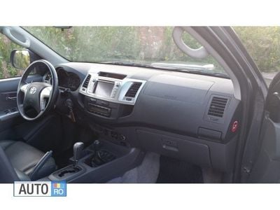 Second-hand Toyota HiLux 171 CP (125 kW) 2014 Rosu Pickup