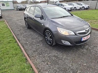 Gri Second-hand 2011 Opel Astra Edition Break | 2.700 EUR (Preț bun)