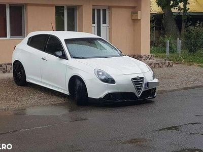 Second-hand Alfa Romeo Giulietta Distinctive 105 CP (77 kW) 2011 Culoarealb Hatchback