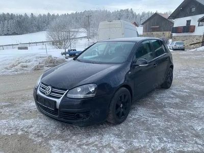 Negru Utilizat 2008 VW Golf V Hatchback | 1.850 EUR (Super Preț)