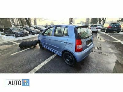 Second-hand Kia Picanto 65 CP (47 kW) 2005 Albastru Hatchback