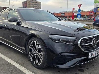 Culoarenegru Utilizat 2024 Mercedes E220 AMG line Berlinǎ | 67.500 EUR