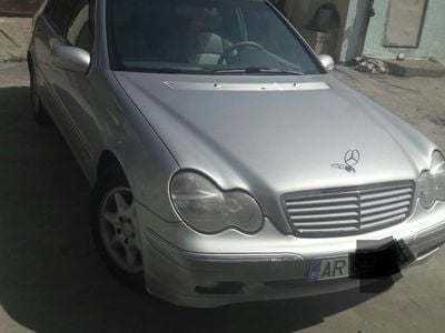 Second-hand Mercedes C180 160 CP (117 kW) 2003 Argintiu Berlinǎ