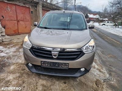 Second-hand Dacia Lodgy Ambiance 90 CP (66 kW) 2015 Culoaremaro Monovolum