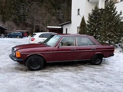 Second-hand Mercedes E300 88 CP (64 kW) 1983 Berlinǎ