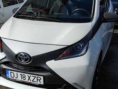 Second-hand Toyota Aygo Play 69 CP (50 kW) 2017 Culoarealb Hatchback