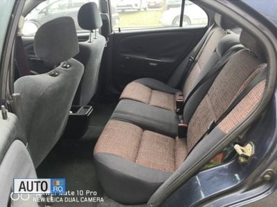 Second-hand Mitsubishi Carisma 101 CP (74 kW) 2001 Albastru Hatchback