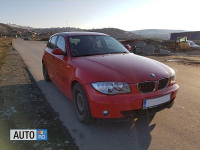 Rosu Utilizat 2005 BMW 118 Hatchback | 5.200 EUR