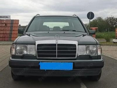 Verde Utilizat 1993 Mercedes E300 Break | 9.990 EUR