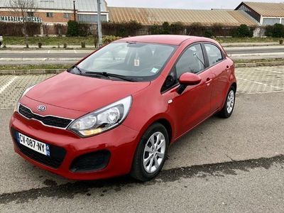 Rosu Utilizat 2013 Kia Rio Hatchback | 6.750 EUR (Puțin scump)