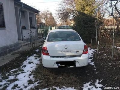 Alb Utilizat 2011 Renault Clio II Berlinǎ | 2.600 EUR (Super Preț)
