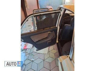 Alb Utilizat 1982 Mercedes 300 Berlinǎ | 8.500 EUR