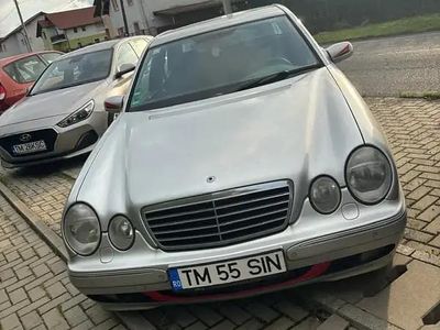 Argintiu Utilizat 2000 Mercedes E220 Avantgarde Berlinǎ | 3.200 EUR