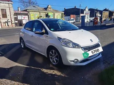 Alb Utilizat 2015 Peugeot 208 Hatchback | 5.700 EUR (Puțin scump)