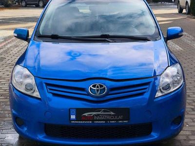 Second-hand Toyota Auris Life 101 CP (74 kW) 2011 Culoarealbastru Hatchback