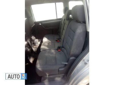 Second-hand VW Touran 140 CP (102 kW) 2006 Argintiu Monovolum