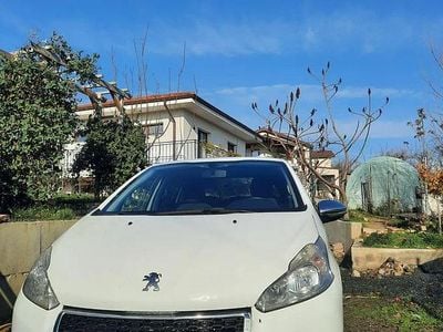 Culoarealb Utilizat 2015 Peugeot 208 Access Hatchback | 3.500 EUR (Super Preț)