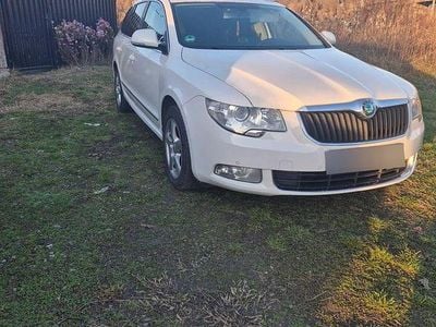 Culoarealb Utilizat 2011 Skoda Superb Elegance Break | 4.890 EUR (Preț bun)
