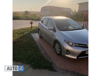 Second-hand Toyota Auris 99 CP (72 kW) 2015 Argintiu Hatchback