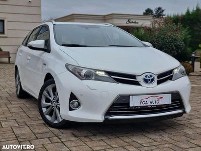 Culoarealb Utilizat 2014 Toyota Auris Hybrid Executive Berlinǎ | 7.990 EUR (Preț bun)