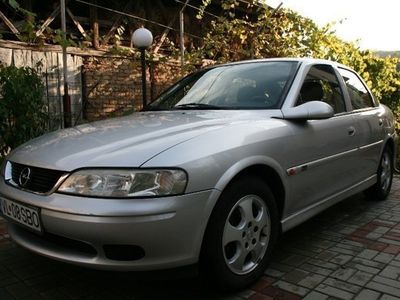 Second-hand Opel Vectra 101 CP (74 kW) 2001 Argintiu Berlinǎ