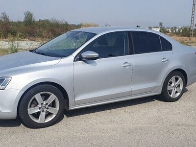 Second-hand VW Jetta Highline 105 CP (77 kW) 2011 Argintiu Berlinǎ