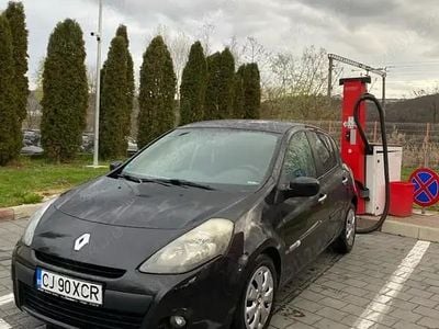 Negru Second-hand 2011 Renault Clio III Hatchback | 2.000 EUR