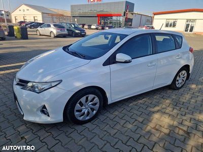 Second-hand Toyota Auris Luna 132 CP (97 kW) 2013 Culoarealb Hatchback