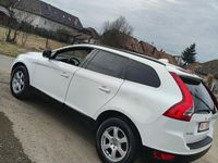 Second-hand Volvo XC60 Momentum 163 CP (119 kW) 2011 Culoarealb SUV
