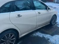 Second-hand Mercedes B200 136 CP (100 kW) 2015 Galben Monovolum