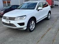 Second-hand VW Touareg 262 CP (192 kW) 2016 Culoarealb SUV