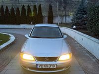 Second-hand Opel Vectra 101 CP (74 kW) 2001 Argintiu Berlinǎ