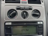 Second-hand VW Touran 140 CP (102 kW) 2007 Culoarealbastru Monovolum