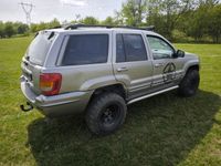 second-hand Jeep Grand Cherokee off road