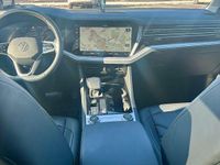 Second-hand VW Touareg Elegance 231 CP (169 kW) 2023 Culoareargint SUV