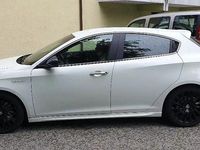 Second-hand Alfa Romeo Giulietta Distinctive 105 CP (77 kW) 2011 Culoarealb Hatchback