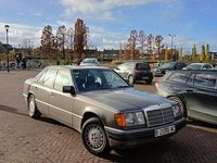 Second-hand Mercedes 300 113 CP (83 kW) 1990 Berlinǎ