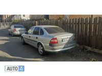 Second-hand Opel Vectra 101 CP (74 kW) 1998 Argintiu Berlinǎ