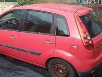 Second-hand Ford Fiesta Ghia 68 CP (50 kW) 2006 Culoarerosu Hatchback